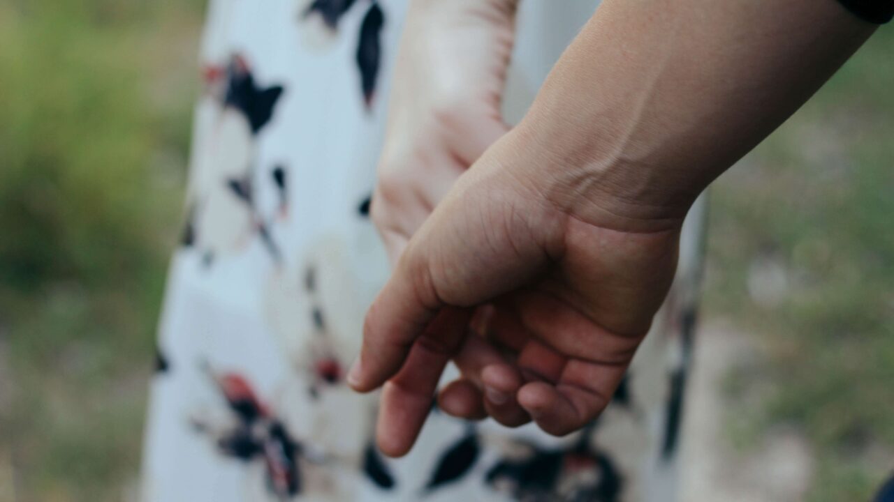 couple_hands