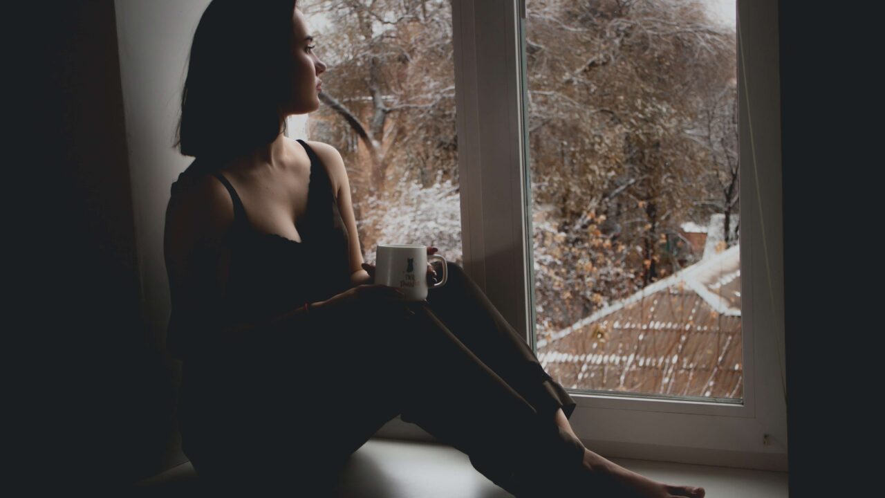 single_woman_coffee