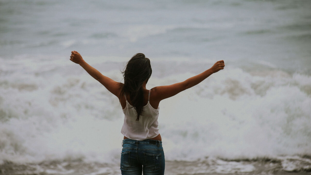 single_woman_sea